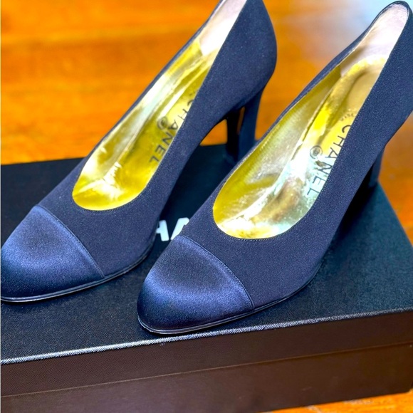 ✨Gorgeous authentic Chanel classic black pumps. Capped toe ✨Excellent condition! - Picture 1 of 6